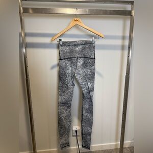 Lululemon High-Waisted Leggings 🍒🤍